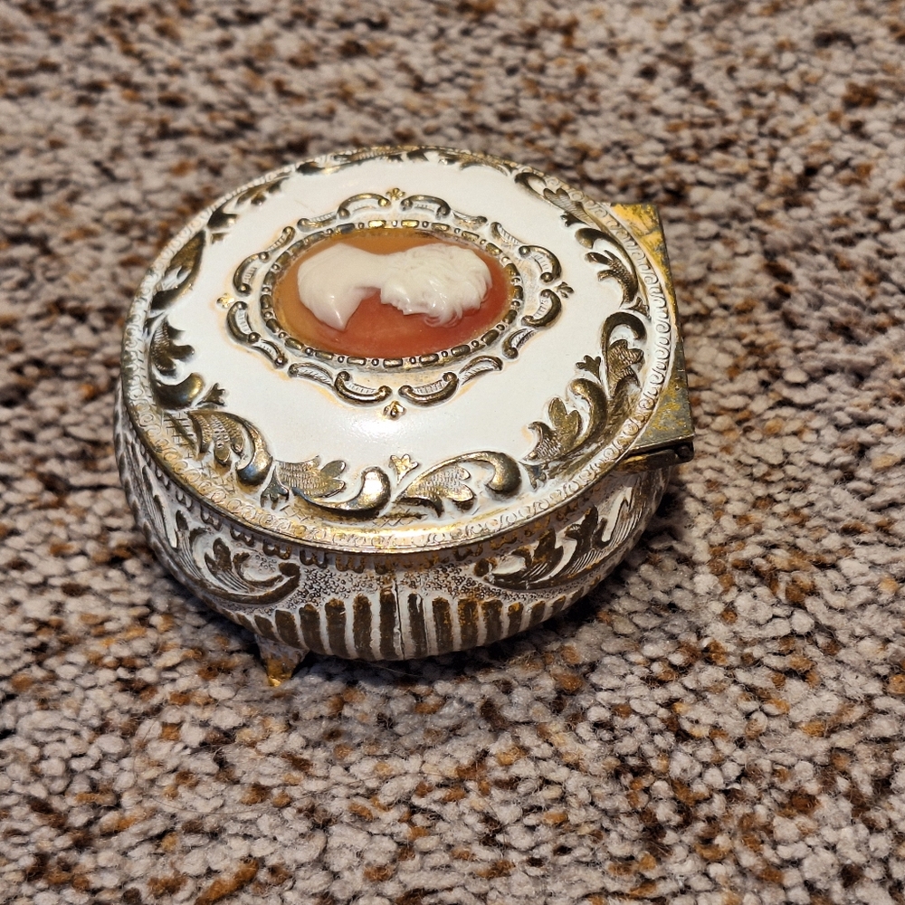Vintage Cameo Trinket Box - Picture 9 of 10